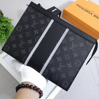 LV Louis Vuitton我覺得很好看，黑花傳統花紋手拿包，男生的手拿包，男女通用的萬用包，基本款最實用最保值?