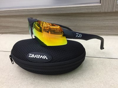 五豐釣具-DAIWA 最新款可減輕近紅外線鏡片很特別可上翻的偏光鏡DN-42909R特價2400元