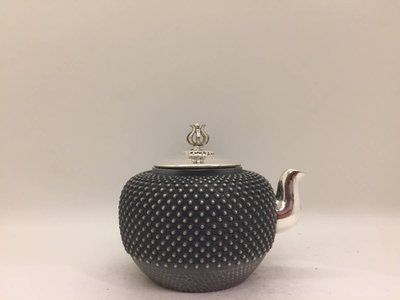 日本金工名家 光南作 純銀細手製 釜形霰打出 蕾摘横手茶壺 煎茶道具 箱