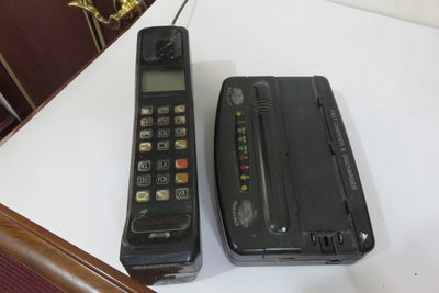 【讓藏】早期收藏古董級的老式黑金剛手機,老電話機,附少有充電座,,無法使用,,通訊行古董擺飾,,收藏,早年地位象徵