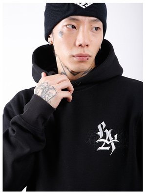 Cover Taiwan 官方直營 嘻哈 LA 西岸 老墨 刺青 拉花字體 寬鬆 長袖 帽T 黑色 大尺碼 (預購)
