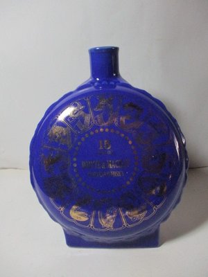 《瑋哥懷舊紀念館》陶瓷 12生肖圖 空酒瓶 ~(尺寸高約：19.3 cm )