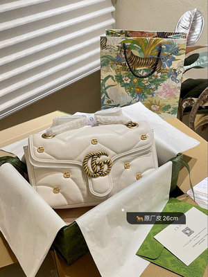 【二手包包】牛皮  官網飛機箱Gucci Marmont系列 新款泡芙包 肩背包采用柔軟加村設計，GG MaNO51356
