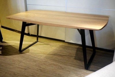 HODERN POLIFORM CLIPPER - 厚板橡木實木+實心造型黑鐵噴砂腳座 餐桌，請鑑賞
