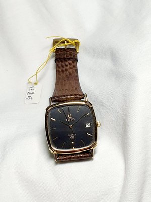 瑞士百年名錶鐵達時TITUS獨特設計款錶，耀黑底色錶面，優質電鍍金色搭配仿鱷魚皮紋牛皮錶帶，獨顯美感。