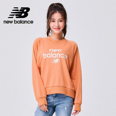 【New Balance】 NB 休閒長袖上衣衛衣_女性_棕橘色_AWT31508SEI