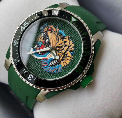 GUCCI Dive 老虎錶盤 綠色橡膠錶帶 石英 男士手錶 YA136316