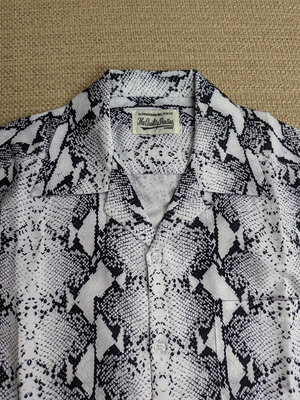 日本製造 Japan THE GUILTY PARTIES 黑白色蟒蛇紋短袖襯衫 人造絲質襯衫
