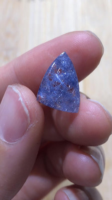 天然藍發晶粗針發藍線花裸石，滿炸花，尺寸為1511.35