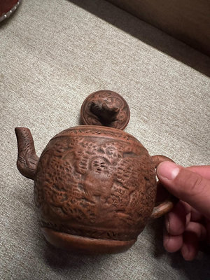 日本買回，陳國良制一把老紫砂壺，蓋子上有磕