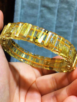B35237原礦金黃色板狀鈦晶手排（水晶之王）金色光芒的板狀鈦絲和晶瑩透明的晶體，貓眼效應光強烈能量強烈.約：11.2x6.5x6.2mm