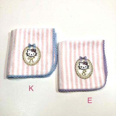 【午後時光】日本三麗鷗 Hello Kitty-彩色條紋 精美徽章 蝴蝶結 英文字母 刺繡 手帕/小方巾-2款-6629