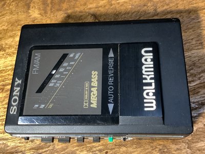 【黑狗兄】早期SONY Walkman索尼磁帶卡帶式隨身聽（故障）。收音機可使用