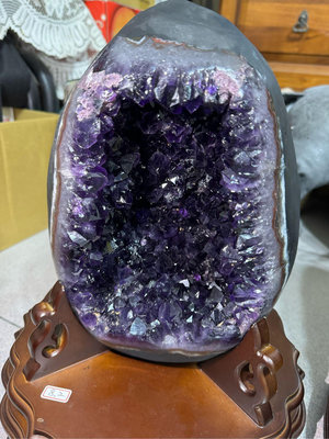 烏拉圭恐龍蛋 紫晶洞，含座9.6kg，淨重8.2公斤，暴力紫，新竹市可面交