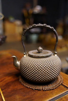 日本收藏級茶器 T-1968 二代石黑光南 純銀霰紋銀壺，長