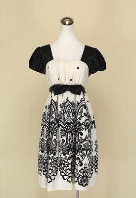 ◄貞新►NICE CLAUP 日本專櫃 黑色雕花羅馬領短袖緞面洋裝M(1號)(11641)