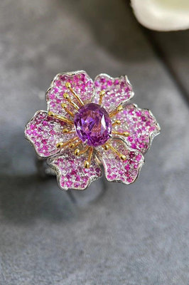 無燒紫藍寶石戒指.1.9克拉.如夏花絢爛 花朵的設計稱得整枚戒指更加優雅，配鑽40分，粉藍寶50分，金重6.92g
