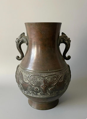 日本早期古銅鏨刻饕餮紋賞瓶