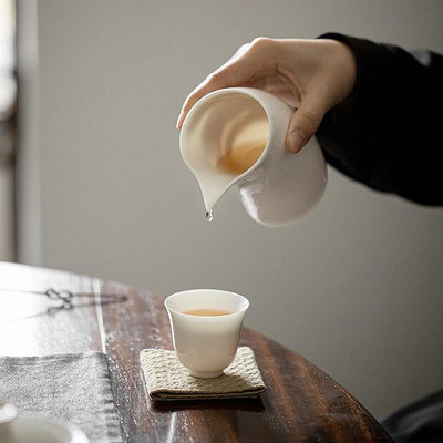 手工原礦羊脂玉瓷月牙茶海公道杯陶瓷家用功夫茶具分茶器德化白瓷