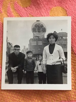 （消失的國界）1960年代，台北市延平南路古街景，舊台北市警察局大樓，張國周強胃散廣告鐵架
