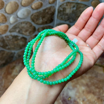 緬甸翡翠冰綠底飄辣綠小米珠，190顆，尺寸：卡3+～4，完美
