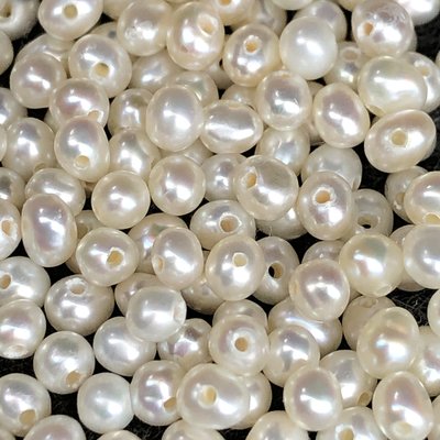 現貨。天然珍珠。約 3 mm。可愛的米珠/異形珠/巴洛克珍珠。