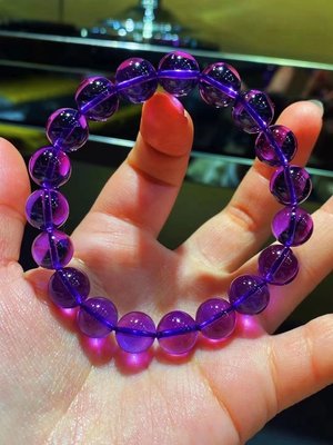 B25057高品質紫羅蘭巴西老礦霸氣款紫水🔮晶手鍊.（紫氣東來🔮 )紫水晶是唯一的紫色系寶石，晶體純淨透明，尺吋：10mm，重量：28.2g