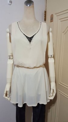 精品服飾杏色手工縫珠飾V領鬆緊縮腰長版雪紡衫(適S~M)*250元直購價*