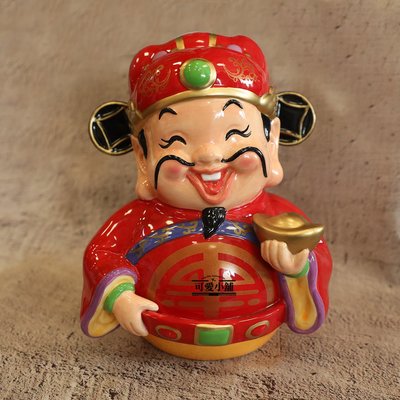 （台中 可愛小舖）中式懷舊風格－紅色喜氣笑眼財神爺財神到陶瓷存錢筒手拿元寶撲滿存錢桶錢罐坐姿個人收藏擺飾裝飾櫃檯飾品