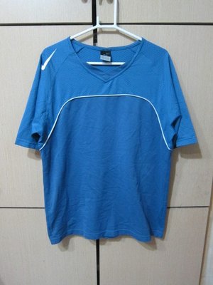 衣市藍~NIKE DRI-FIT V領短袖排汗T恤 (M~藍~) (220801)