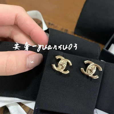 安奢 Chanel 香奈兒 書包扣 經典 簡約 雙C 鈕扣 耳針 女生 耳環 AB5617 淡金色 現貨