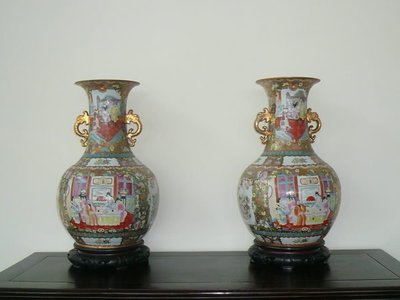 桃園國際二手貨中心(收藏品出清)------長輩的老收藏    藝術 上彩青花瓷 大~大~大~花瓶 一對賣 刻花作品