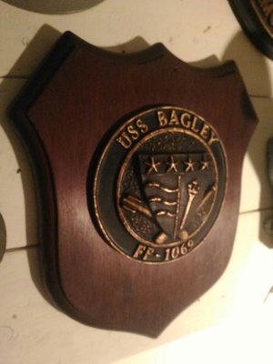 【港都收藏】美國海軍USS BAGLEY四星艦艇FF-1069船牌，盾牌造型全銅的圖徽，艦艇的權威，高33公分，寬29公分。銅牌/拆船貨品/船舵/船燈/船鐘。