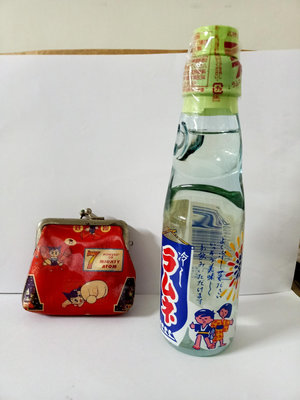 惠惠--日本彈珠汽水玻璃瓶原子小金剛小錢包/擺飾（A4）