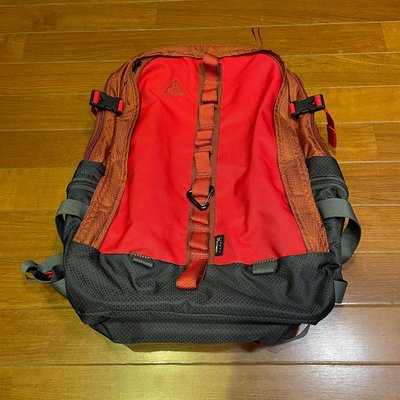 NIKE ACG KARST 日本限定 男女紅灰運動休閒戶外登山城市機能後背包 多收納功能 附筆電夾層 潮流街頭流行穿搭