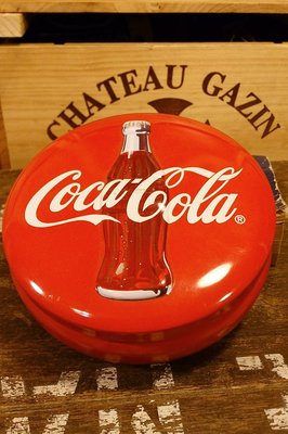Coca-Cola 可口可樂 復古扁型原鐵罐 : 可樂 紀念 收納 鐵罐 商標 擺飾 居家 收藏