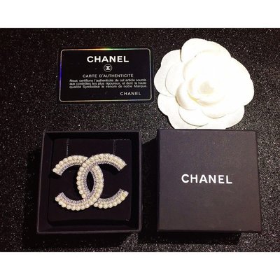 【日本二手】/  Chanel香奈兒 時尚雙排鉆珍珠胸針 經典雙C logo鑲鑽米珠水晶造型胸針 別針 00