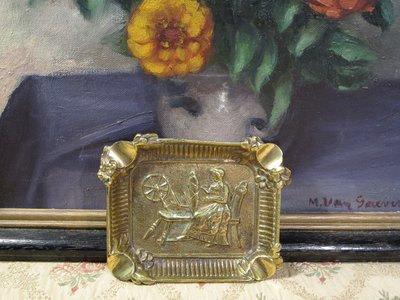 歐洲古物時尚雜貨 比利時 老件 金色金屬浮雕人物 方形菸灰缸 擺飾品 古董收藏