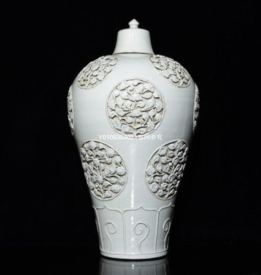 甜白釉捏花梅瓶，高47.5×26公分R101500-3800