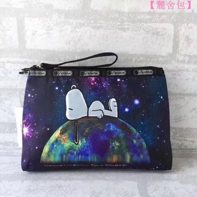 ╭＊全新現貨＊LeSportsac x Snoopy 8236 星空史努比 大號 掛繩款手拿包化妝包 防水輕量 零錢包鑰