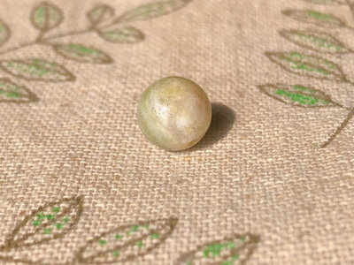 綠茶蛋花舒俱來單珠8.9mm，0.91克，實物比我拍的綠。特 水晶 擺件 原石【紫竹齋】5307