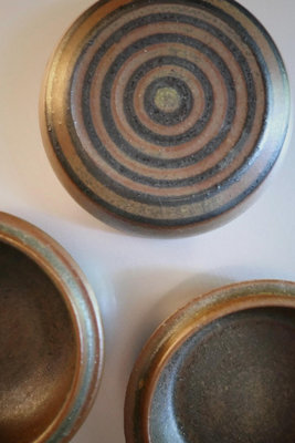 北歐手工陶制帶蓋小碗一對，兩個樣式不同，底部有簽名，芬蘭購買