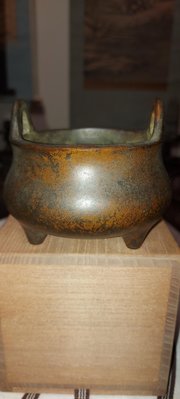 早期復刻版銅爐，底款：大明宣德年製，約高7.8（含耳）×寛8.8公分、重量789公克。