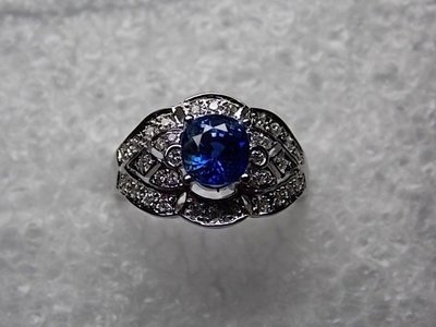 { 非比尋常 } ===戒指 ! 天然藍寶石 1.6 克拉 漂亮矢車菊藍 火彩強 18 k金+美鑽 典雅貴氣 !