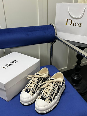 Dior 迪奧新品WALK'N'DIOR 厚底刺繡運動鞋 頂級這款 Walk'n'Dior 厚底運動鞋是一款NO11338