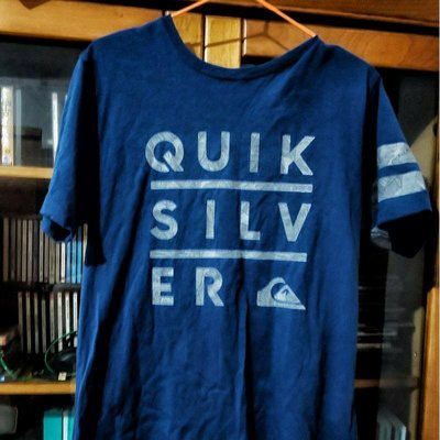 日本帶回衝浪大牌quiksilver男T shirt M號碼