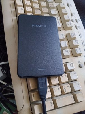 大媽桂二手屋，故障 Hitachi 2.5吋 硬碟外接盒，含硬碟（可能是外接盒或內部硬碟故障），USB 3.0 接頭，歡迎高手撿去維修或當料版，零件機，殺肉機