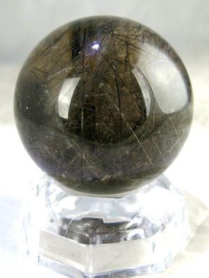 [晶晶洞洞]精選天然近全美.黑髮鈦晶球.直徑:5.2cm.淨重207g