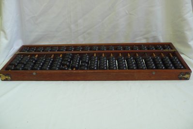 黑色小館(旗10)～正老件~早期木製算盤 (約高2.5x公分.寬31x10.5公分)