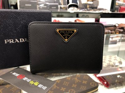 ㊣東區正精品㊣ PRADA 1ML018 全新黑色防刮牛皮金字logo 釦式拉鍊短夾 RZ4499